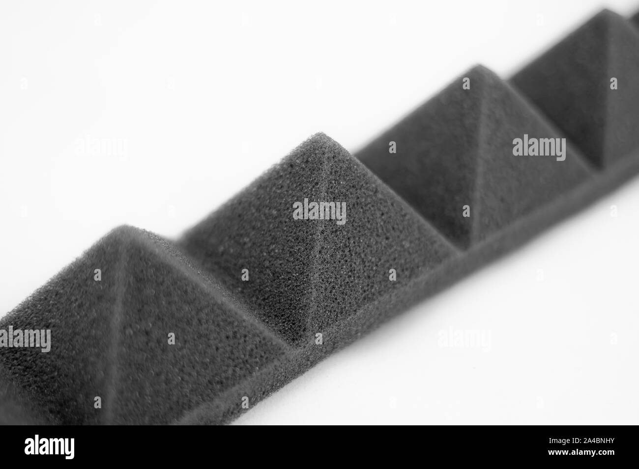 Pyramiden von Isolation und Schallabsorption auf weißem Hintergrund ausgerichtet Stockfoto
