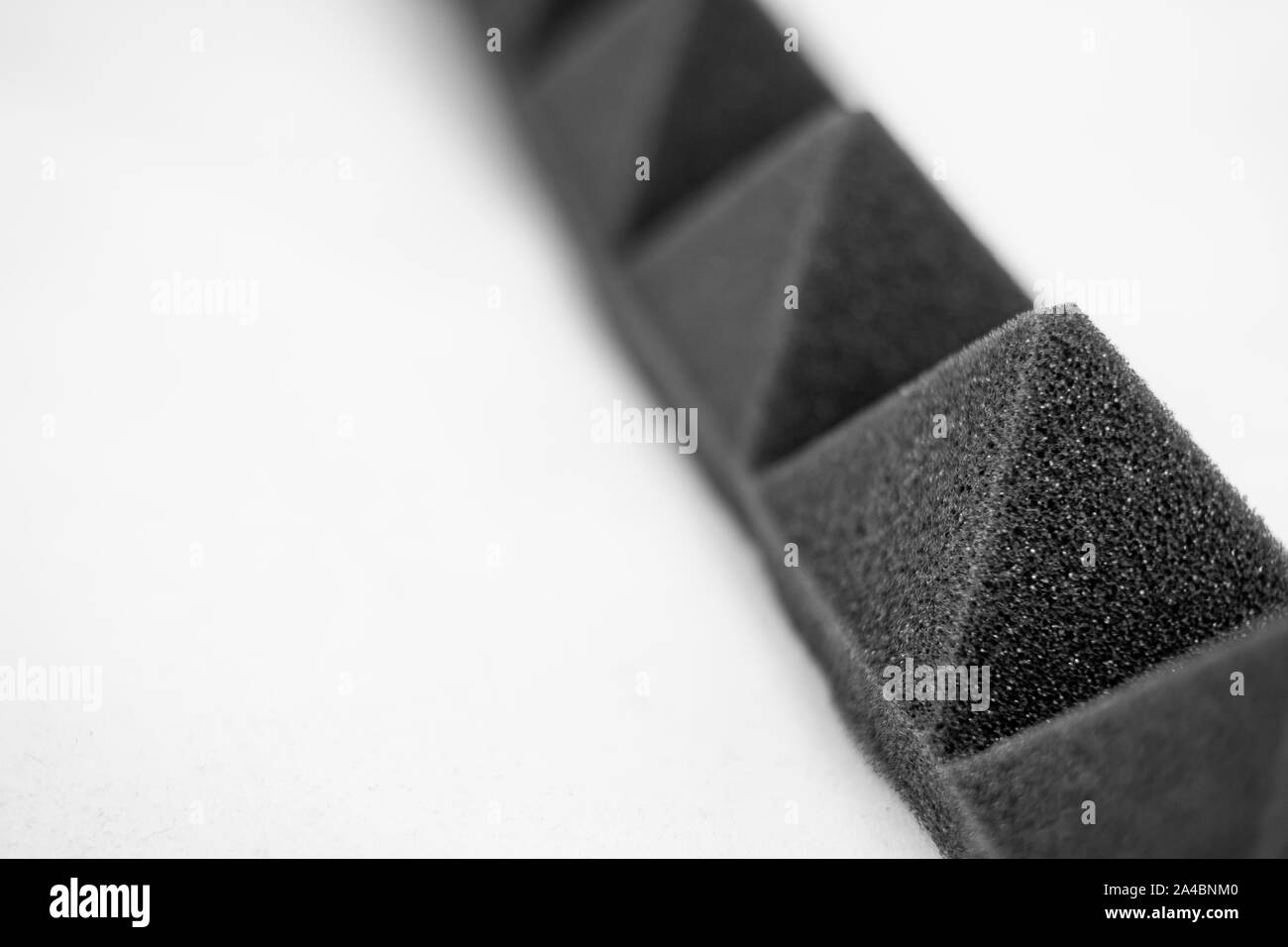 Schaumstoffisolierung und akustische Absorption pyramidenförmigen längs in Grau angeordnet Stockfoto
