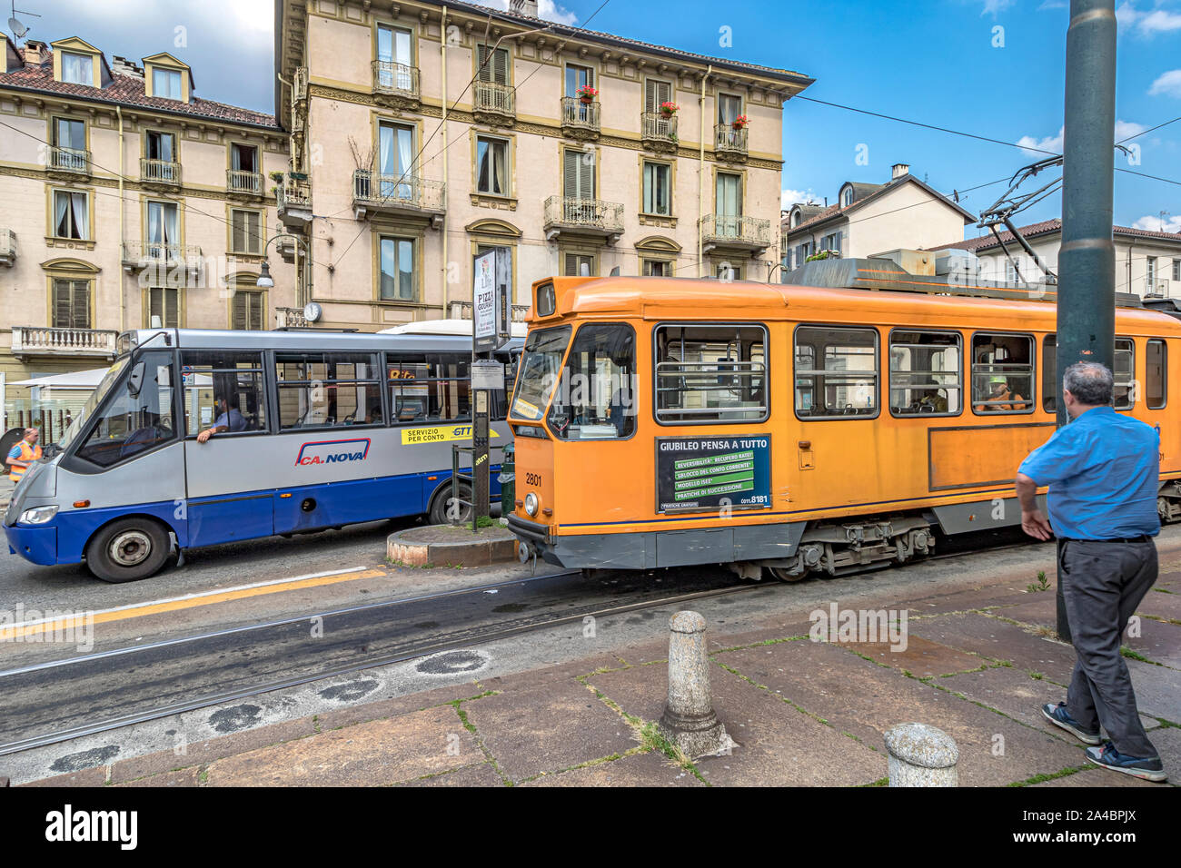 Eine alte Straßenbahn an der Piazza Gran Madre di Dio, Turin, Italien Stockfoto