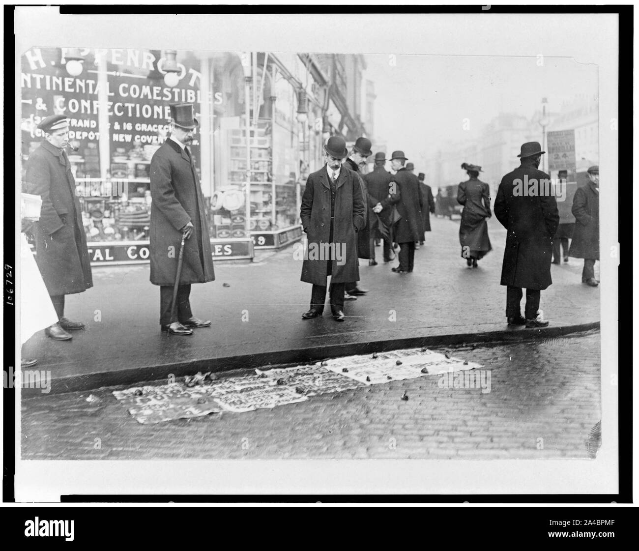 Die englische Wahlen - Wahlplakate auf dem Bürgersteig vor einem Wahllokal Stockfoto