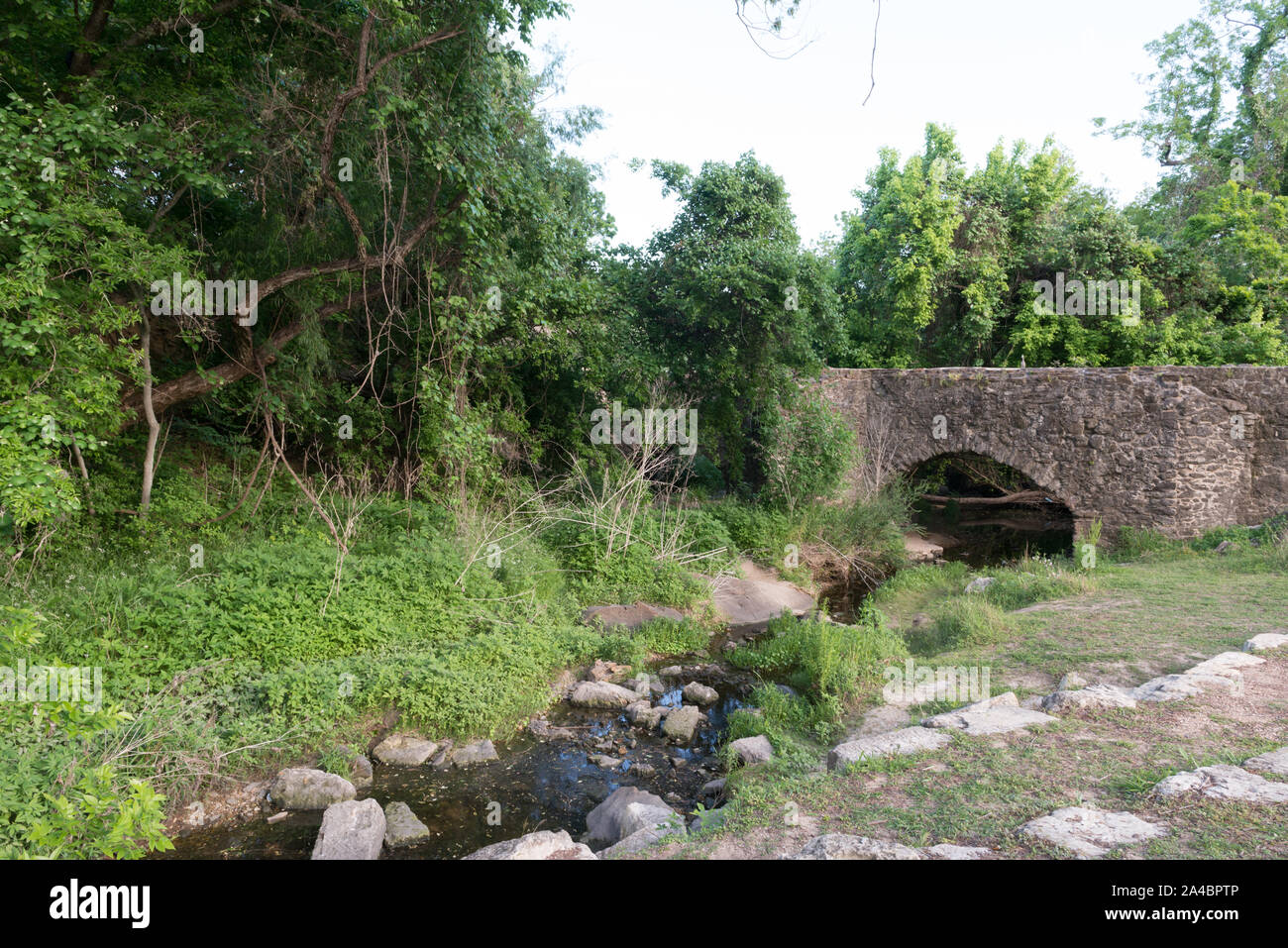 Der Espada Acequia, oder Espada Aquädukt, wurde von Franziskaner im Jahre 1731 in San Antonio, Texas. Es wurde gebaut, um die Bewässerung Wasser in das Land in der Nähe von Mission San Francisco de la Espada zu liefern, heute Teil von San Antonio Missions National Historical Park Stockfoto