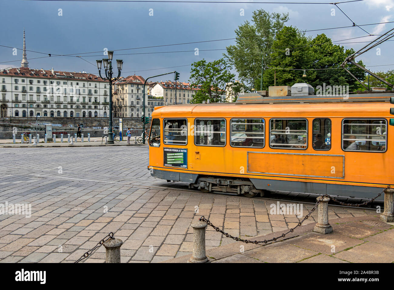 Eine alte Straßenbahn von Turin an der Piazza Gran Madre di Dio, Turin, Italien Stockfoto