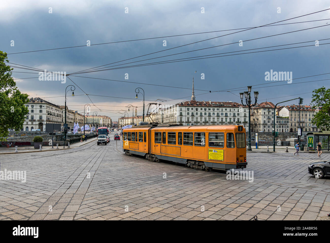 Eine alte Straßenbahn von Turin an der Piazza Gran Madre di Dio, Turin, Italien Stockfoto