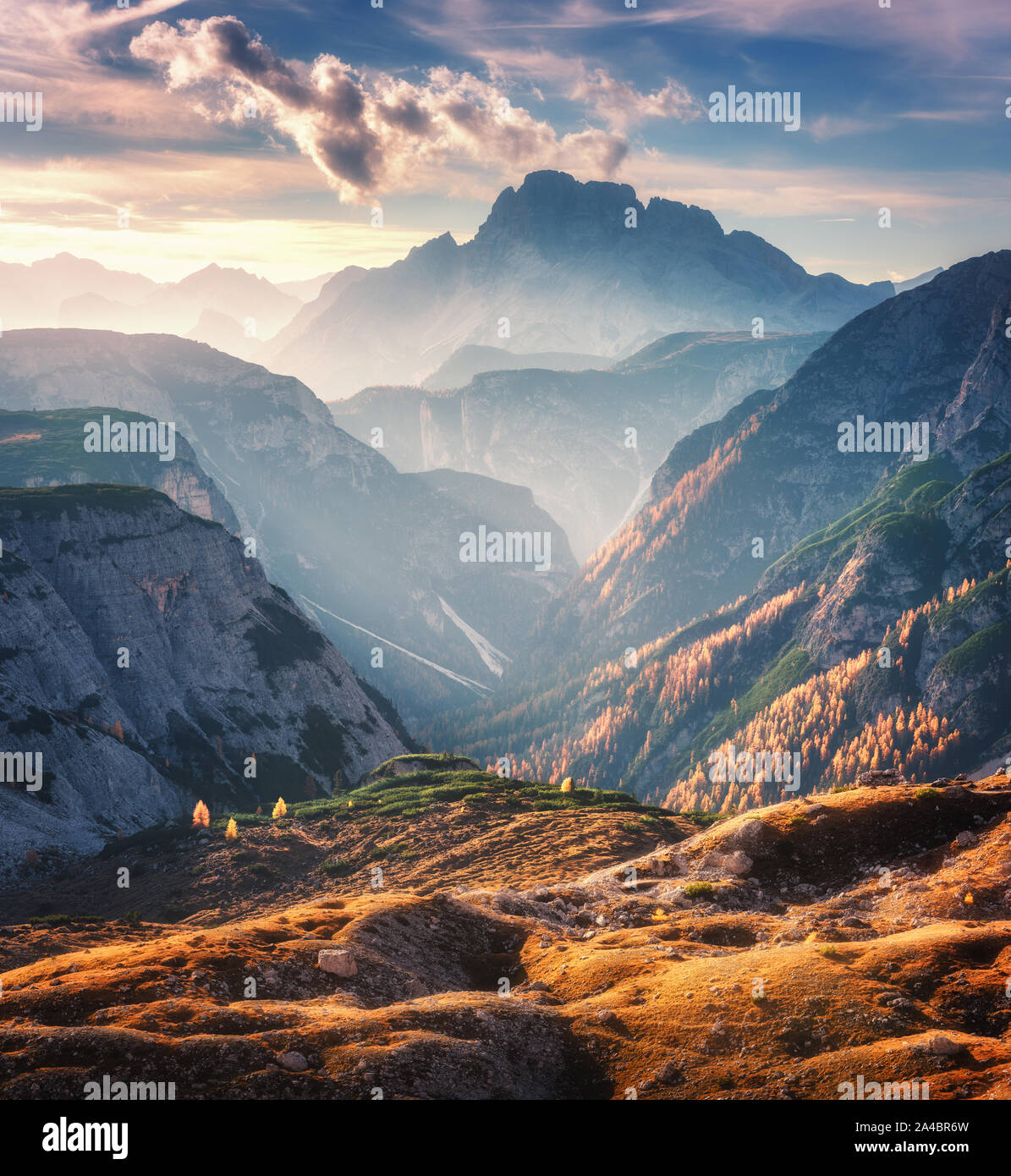 Bergschlucht, die bei Sonnenuntergang im Herbst von hellen Sonnenstrahlen angestrahlt wird Stockfoto