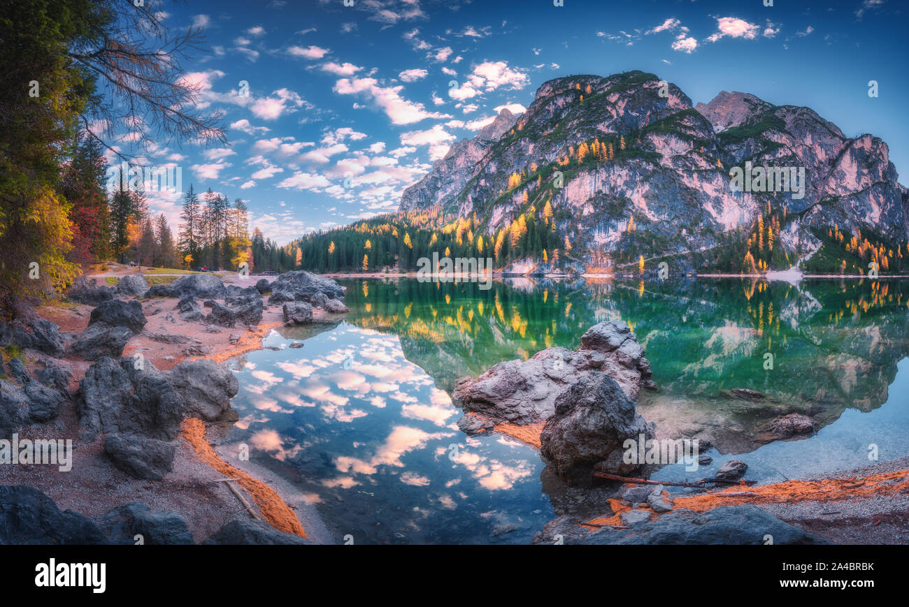 Schöner Pragser See bei Sonnenaufgang im Herbst in den Dolomiten, Italien Stockfoto