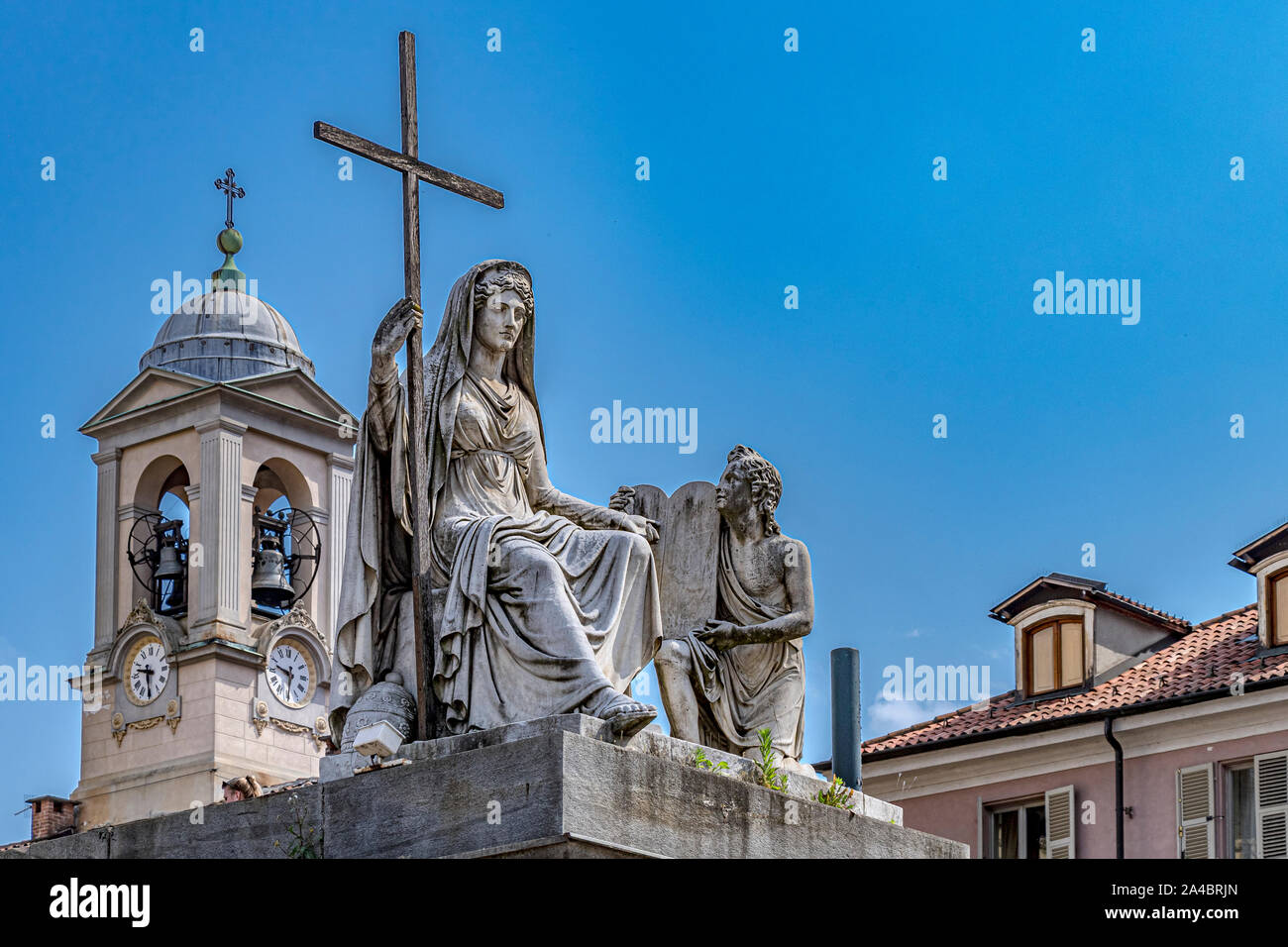 Die Statue der Religion mit Blick auf die Stadt Turin über den Fluss Po, am oberen Ende der Stufen der Chiesa della Gran Madre di Dio, Turin, Italien Stockfoto