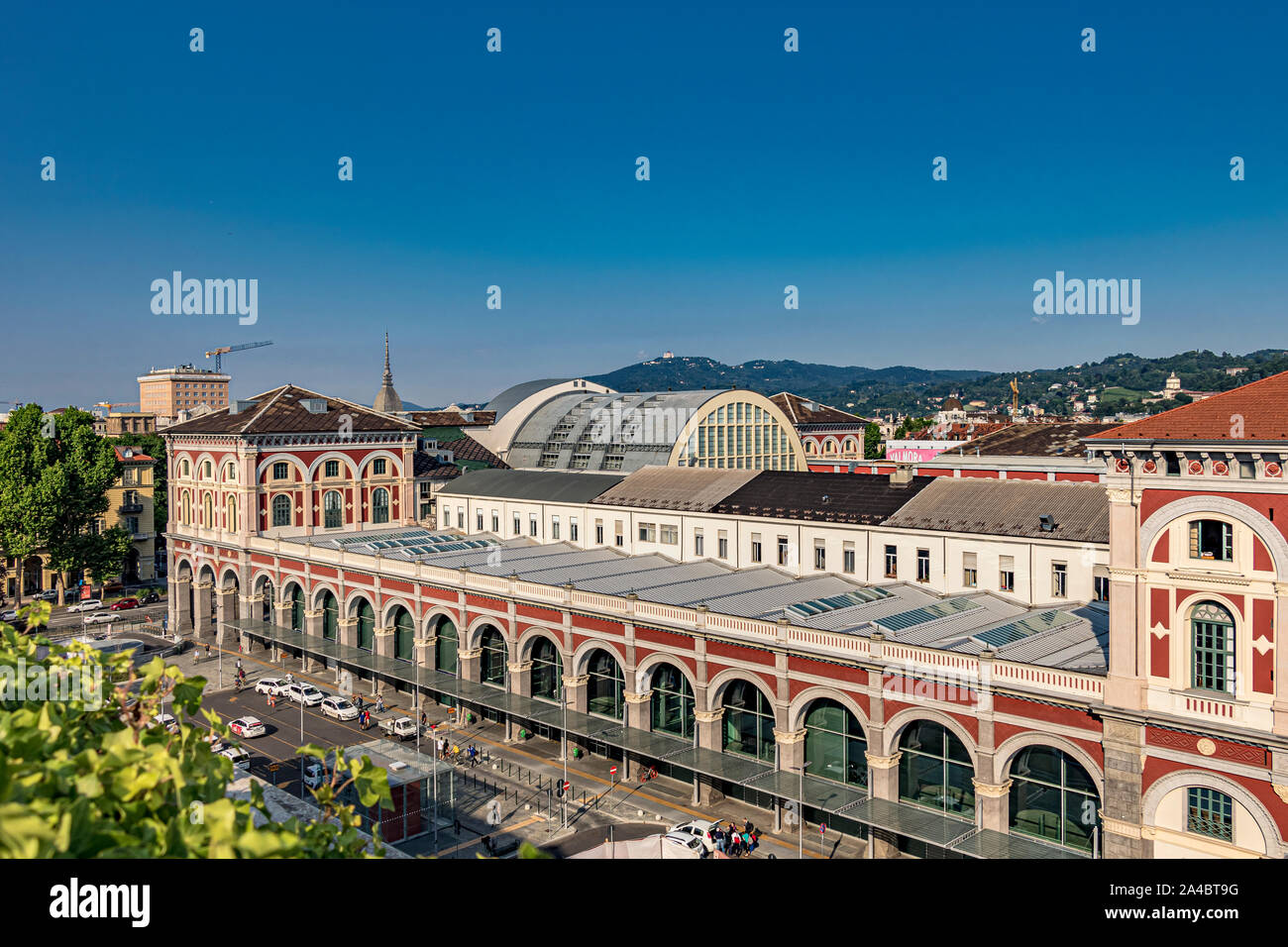 Die schöne Fassade des Torino Porta Nuova railway station, dem Hauptbahnhof von Turin und die Dritte verkehrsreichsten Bahnhof in Italien Stockfoto