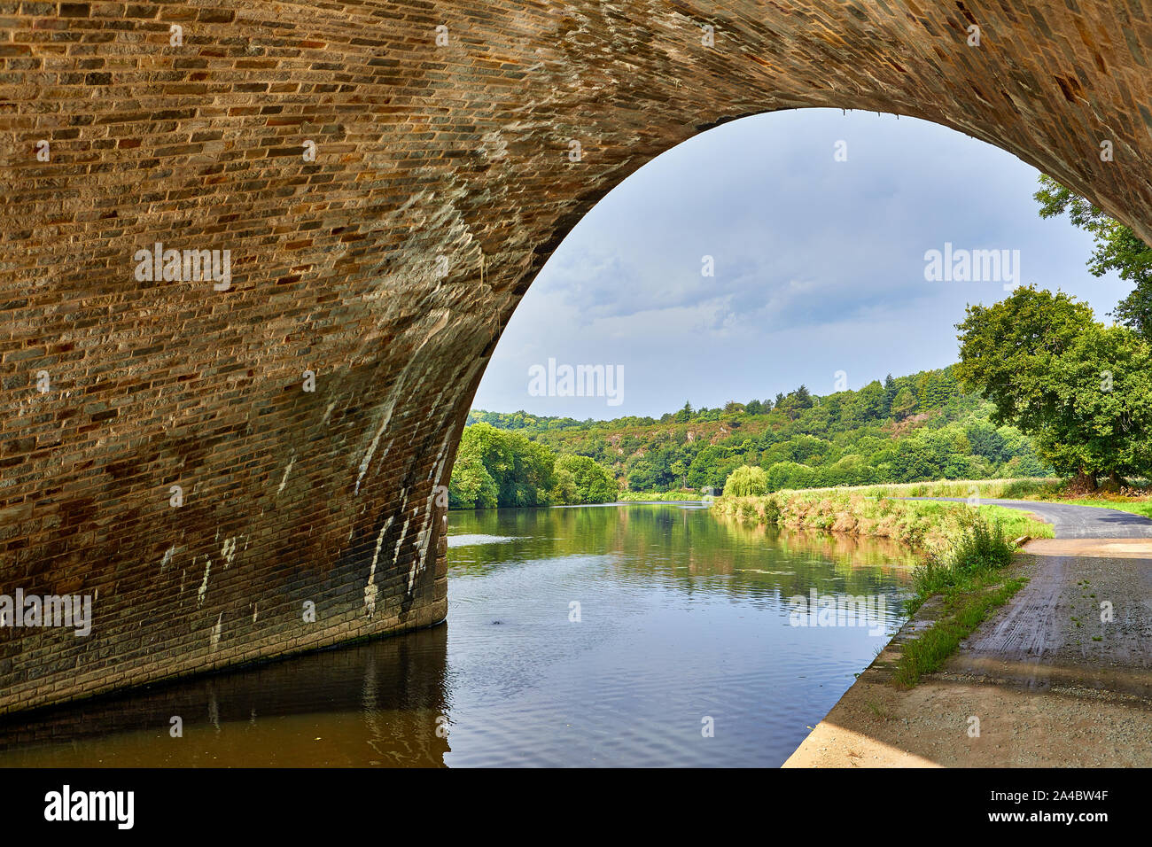 Bild von der Unterseite des Steines, Eisenbahnviadukt Bogen über den Fluss Vilaine, Bretagne, Frankreich Stockfoto