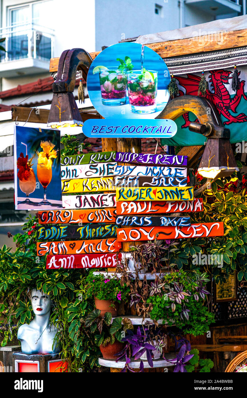 Bunte Zeichen an einem Restaurant Strand Calis, Fethiye, Türkei Stockfoto