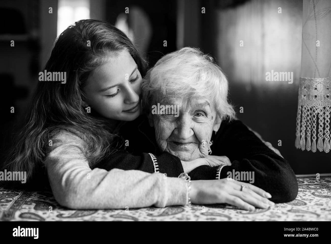 Ältere Großmutter mit ihrer kleinen Tochter Enkelin. Portrait schwarz-weiß. Stockfoto