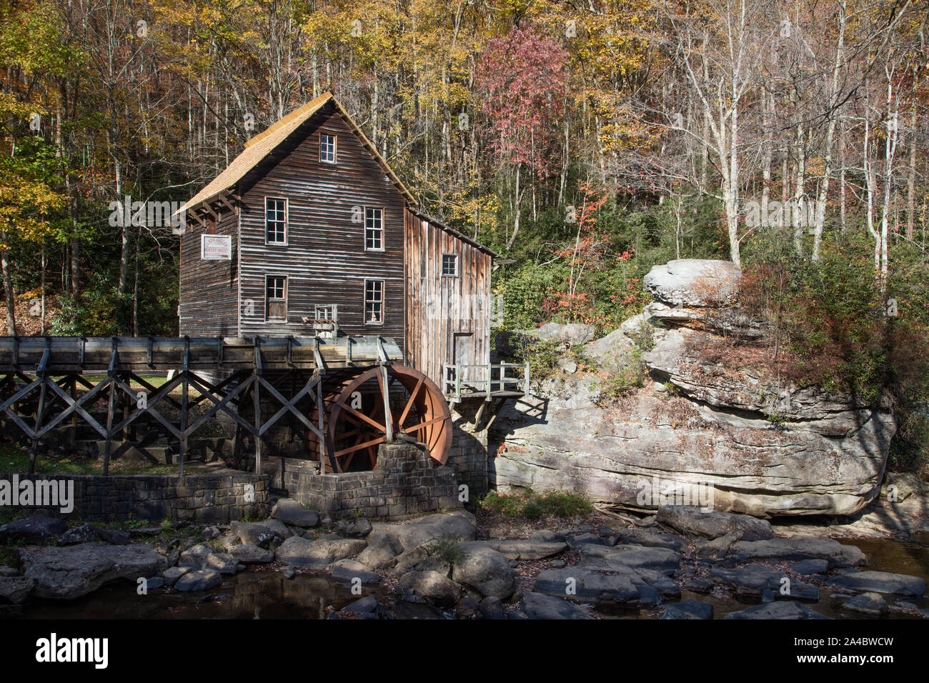 Die Lichtung Creek Grist Mill, eine voll funktionsfähige Mühle 1976 in West Virginia Babcock State Park errichtet wurde, als Erholung, aus Teilen von drei alten Mühlen, von Cooper's Mühle, die in den 1920er Jahren und Masse Korn auf Glade Creek verbrannten, lange bevor die Babcock wurde ein State Park. Das neue Gebäude ist einer der am meisten fotografierten Strukturen im Staat Stockfoto