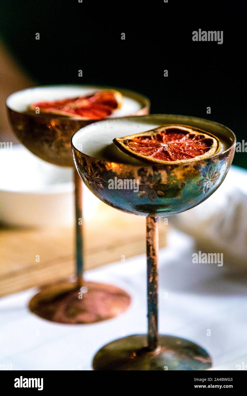 Pornstar Martini, garniert mit getrockneten Zitrusfrüchten bei Yacht Classic Hotel, Fethiye, Türkei Stockfoto