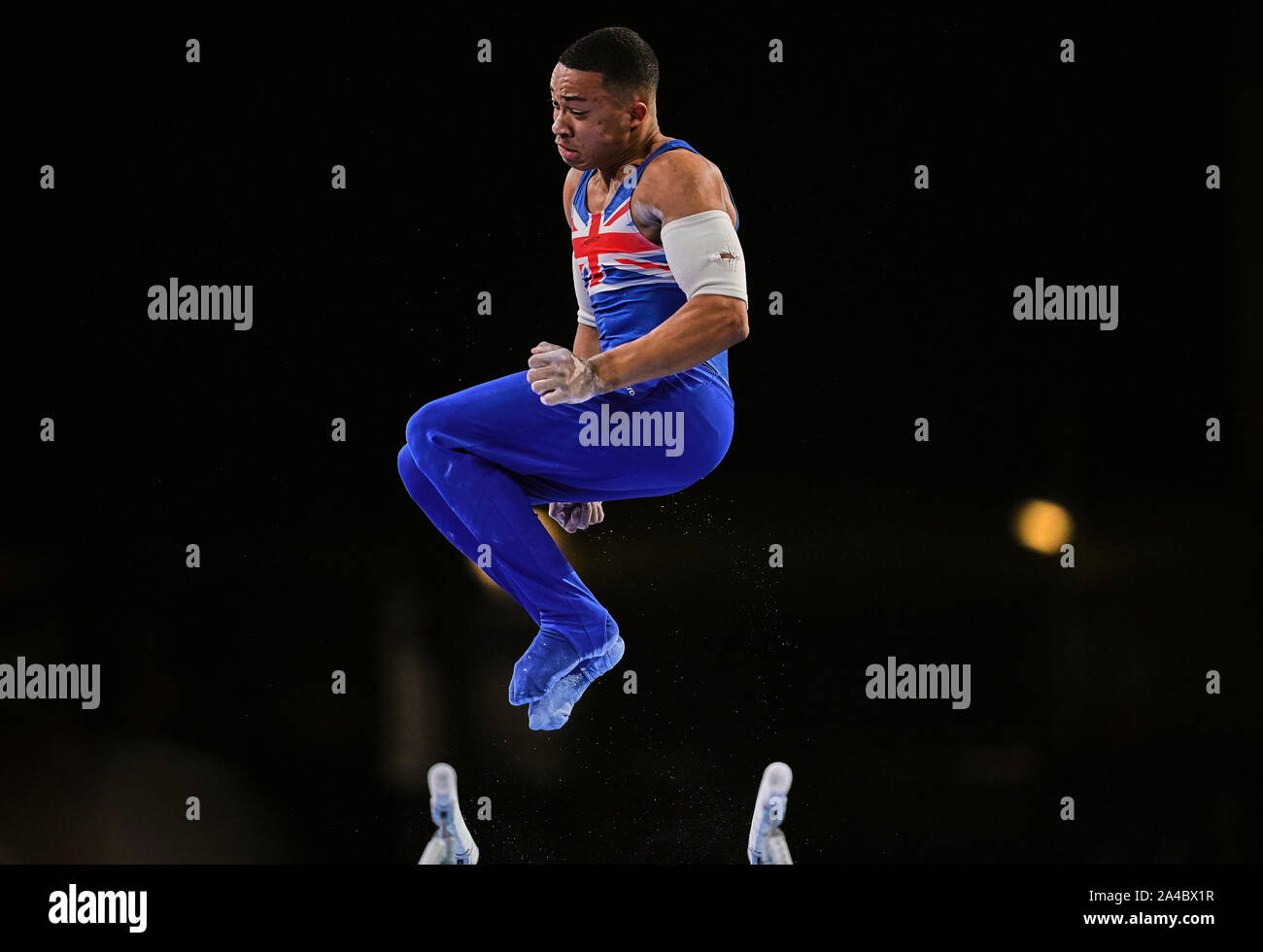 Stuttgart, Deutschland. 13 Okt, 2019. Joe Fraser von Großbritannien konkurrierende parallel Bars für Männer während der 49 Abb. Gymnastics World Championships in der Hanns Martin Schleyer Halle in Stuttgart, Deutschland. Ulrik Pedersen/CSM/Alamy leben Nachrichten Stockfoto