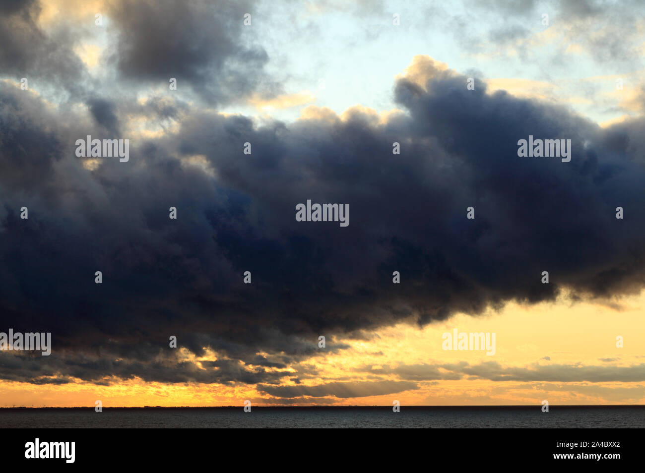 Die Wäsche, Nordsee, Sonnenuntergang, dunkel, schwarz, Wolke, Wolken, von Hunstanton, Norfolk, England Stockfoto