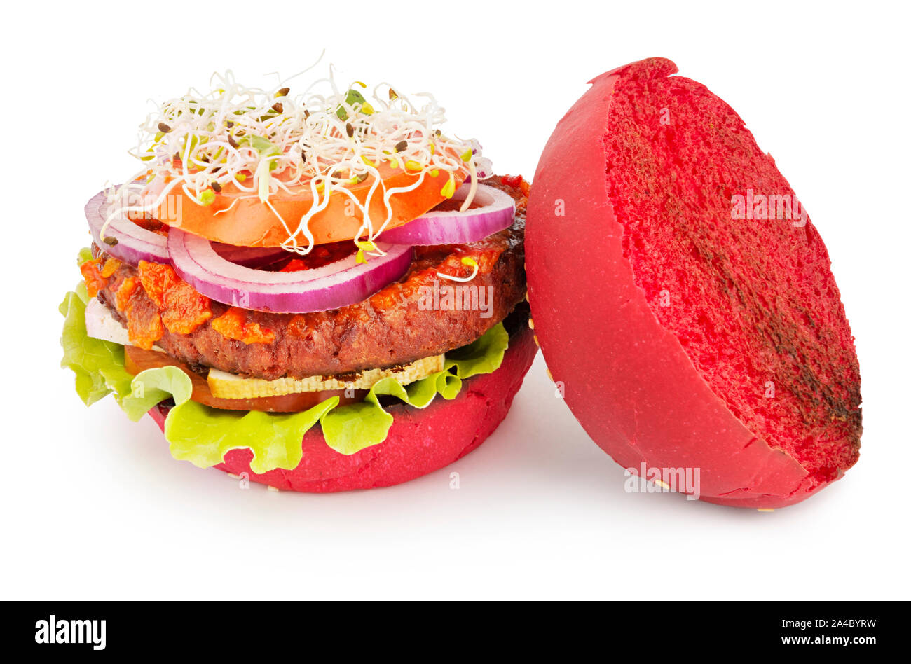 Geöffnet vegane Burger mit Soja Schnitzel, Tofu, Käse, Tomatensauce und microgreens Stockfoto