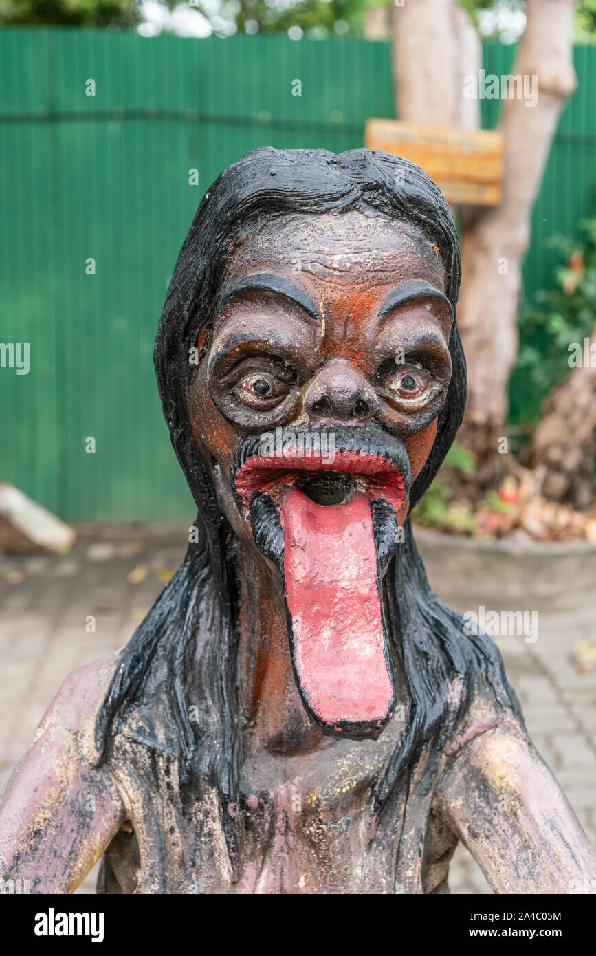 Bang Saen, Thailand - 16. März 2019: Garten der Hölle in Wang Saensuk buddhistischen Kloster. Szene, worin eine Frau mit einer Chaiselongue rot tonque bittet um Gnade. Stockfoto