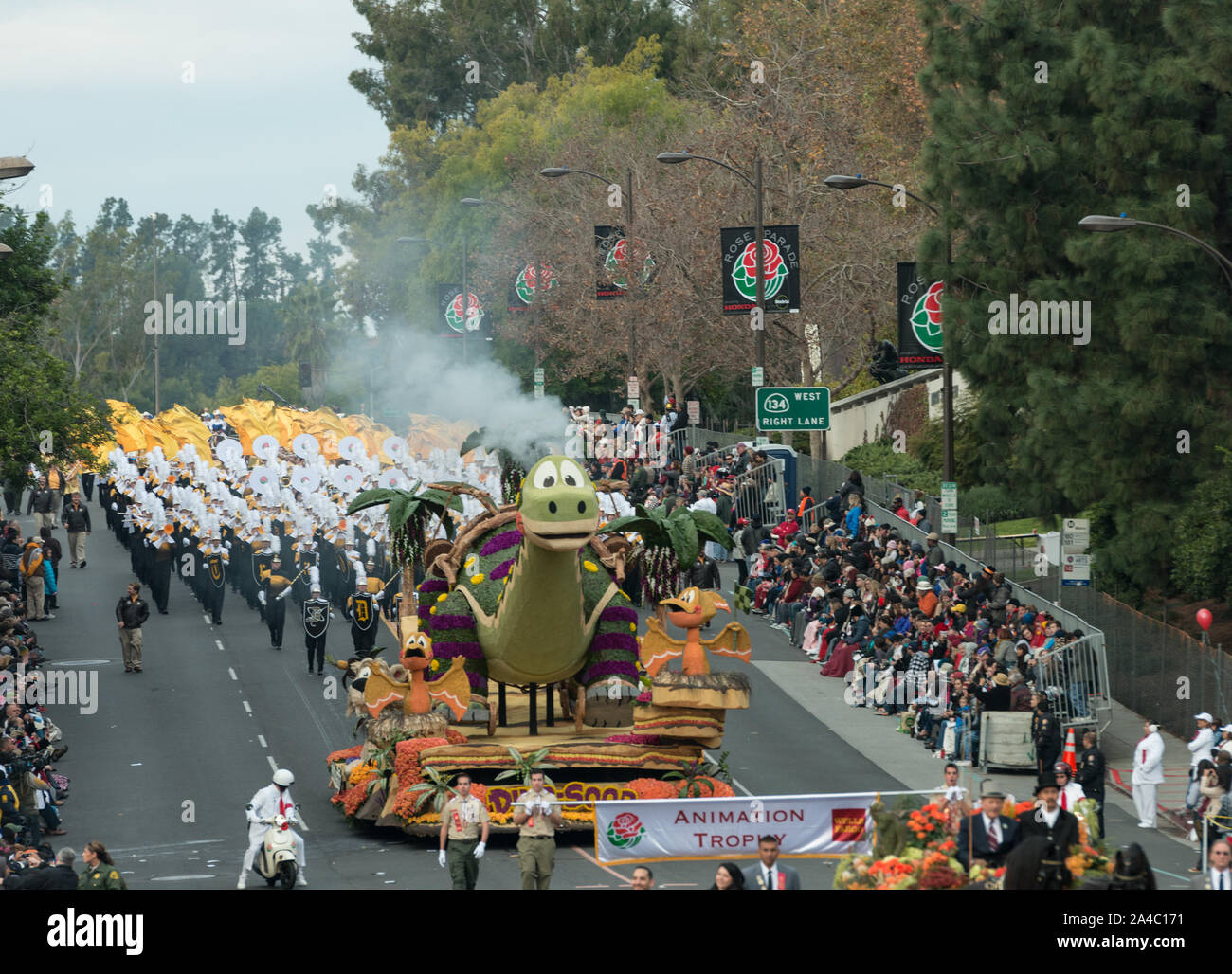 Die La Canada Flintridge Turnier der Rosen Assoziation Dino-Soar Schwimmer im 124 Rose Parade in Pasadena, Kalifornien Stockfoto
