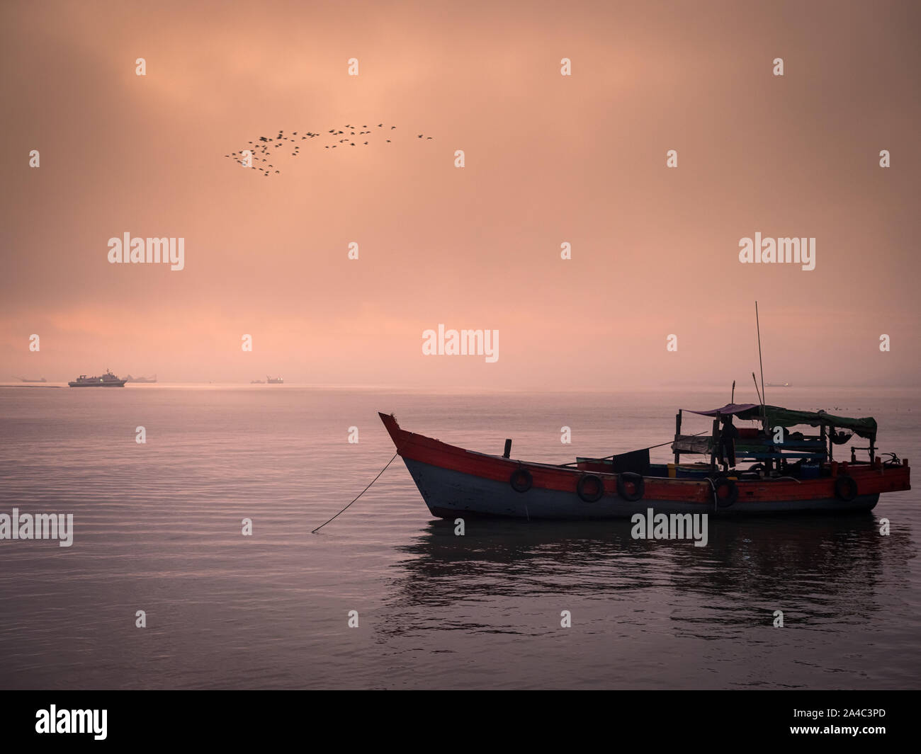 SITTWE, MYANMAR - ca. Dezember 2017: Fischer von Yachten in Sittwe in der Nähe des Central Market, Myanmar Stockfoto