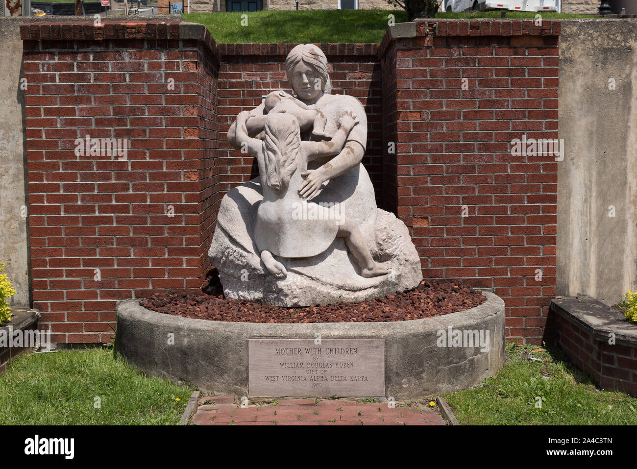 Die Mutter mit Kind Statue von William Douglas Hopen, außerhalb der Internationalen Muttertag Schrein, an der Andrews Methodist Episcopal Church in Grafton, West Virginia Stockfoto Die Mutter mit Kind Statue von William Douglas Hopen, außerhalb der Internationalen Muttertag Schrein, an der Andrews Methodist Episcopal Church in Grafton, West Virginia Stockfoto