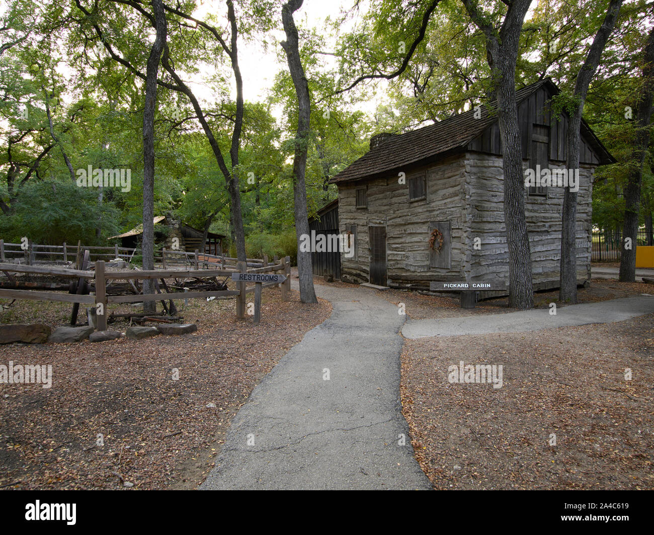 Die pickard Kabine und Umgebung auf Log Cabin Village, ein Wohn- und History Museum in Fort Worth, Texas, im Besitz der Stadt Fort Worth betrieben Stockfoto
