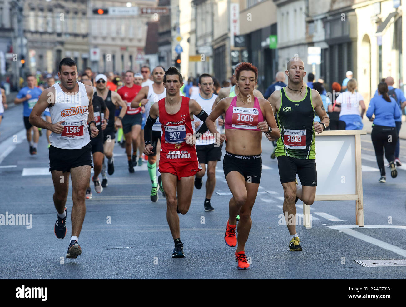 (191123) - Zagreb, Oktober 14, 2019 (Xinhua) - Läufer konkurrieren auf der 28 Zagreb Marathon in Zagreb, Kroatien, Okt. 13, 2019. (Marin Tironi/Pixsell über Xinhua) Stockfoto
