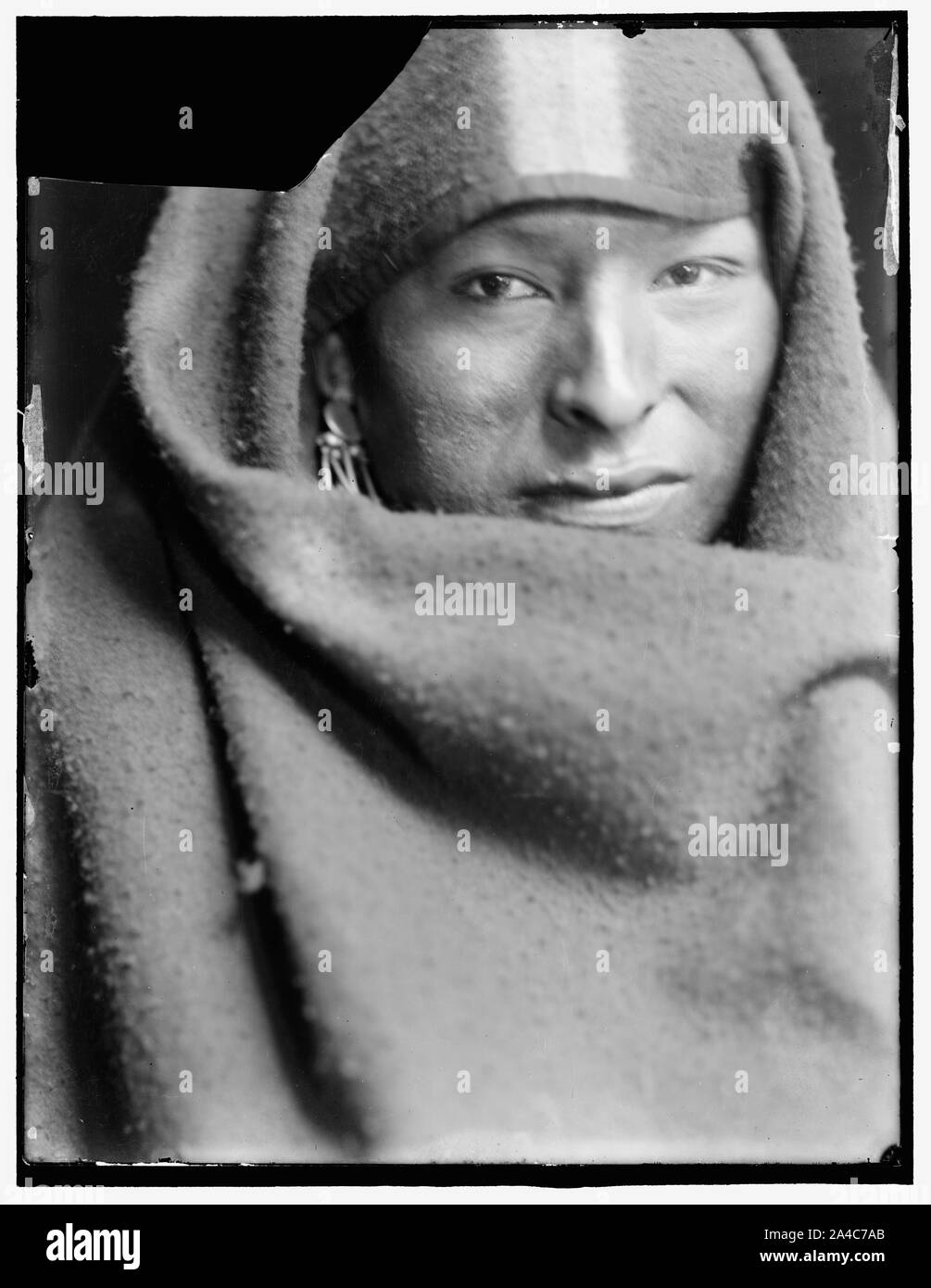 Der rote Mann stellte byTakes Feind, Sioux Indianische Stockfoto