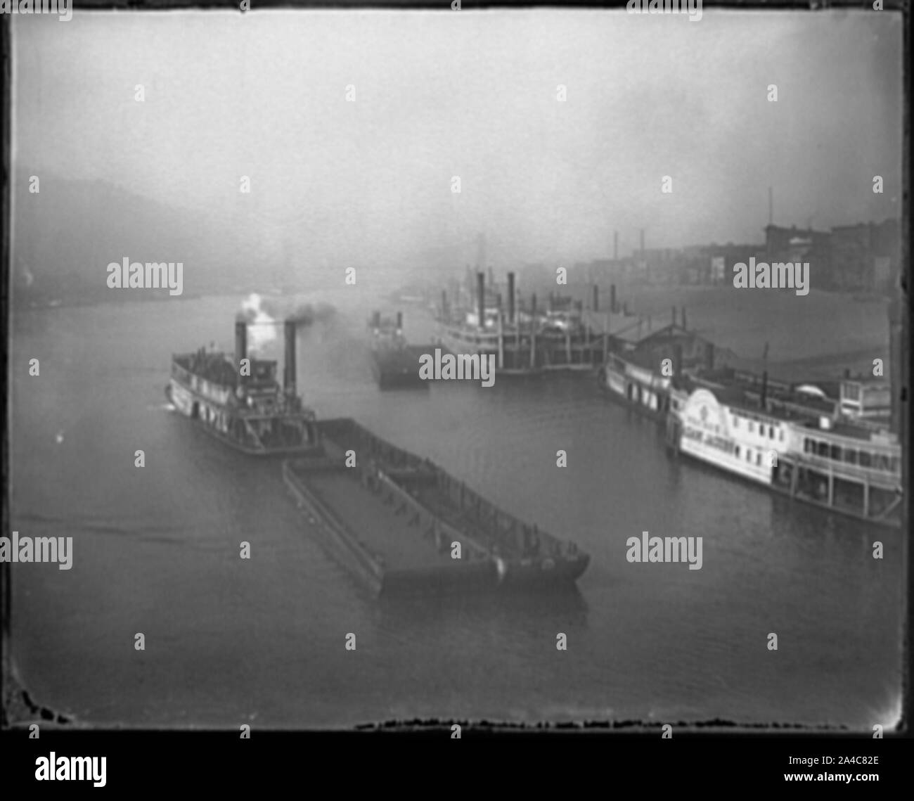 Der Fluss Monongahela in Pittsburg Datum Ca. 1892 Noten Titel abgeleitet aus dem Katalog von W.H. Jackson Ansichten, (1898). Dampfschiffe Frank Gilmore, Scotia, Charley Haube, und Adams Jacobs auf dem Fluss. Von Pittsburgh & Western Railroad in Betrieb genommen. Detroit Publishing Co. 01914. Geschenk Stockfoto