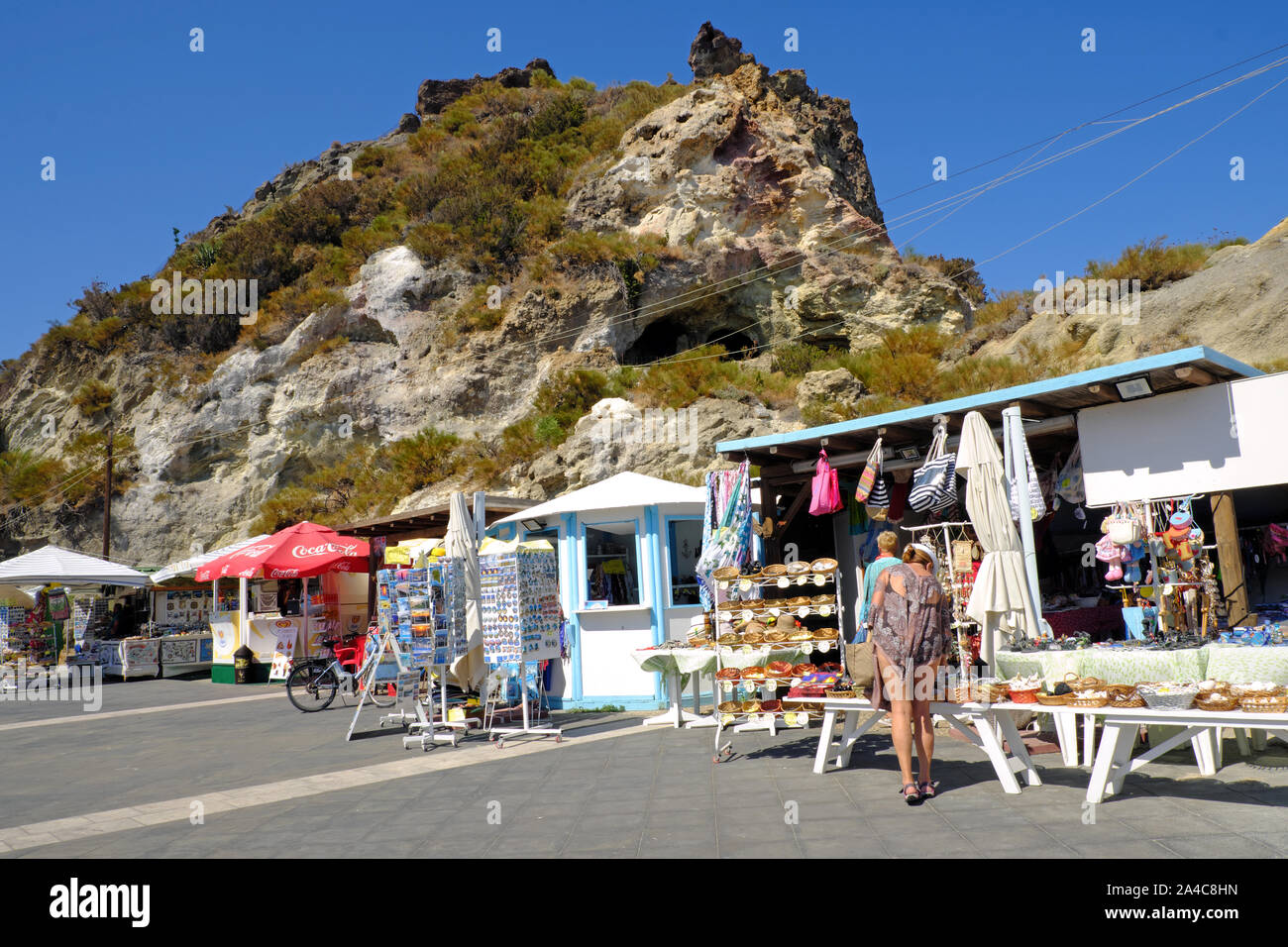 Souvenir stand auf der Porto di Levante auf der Insel Vulcano, Äolischen Inseln, Sizilien. Stockfoto