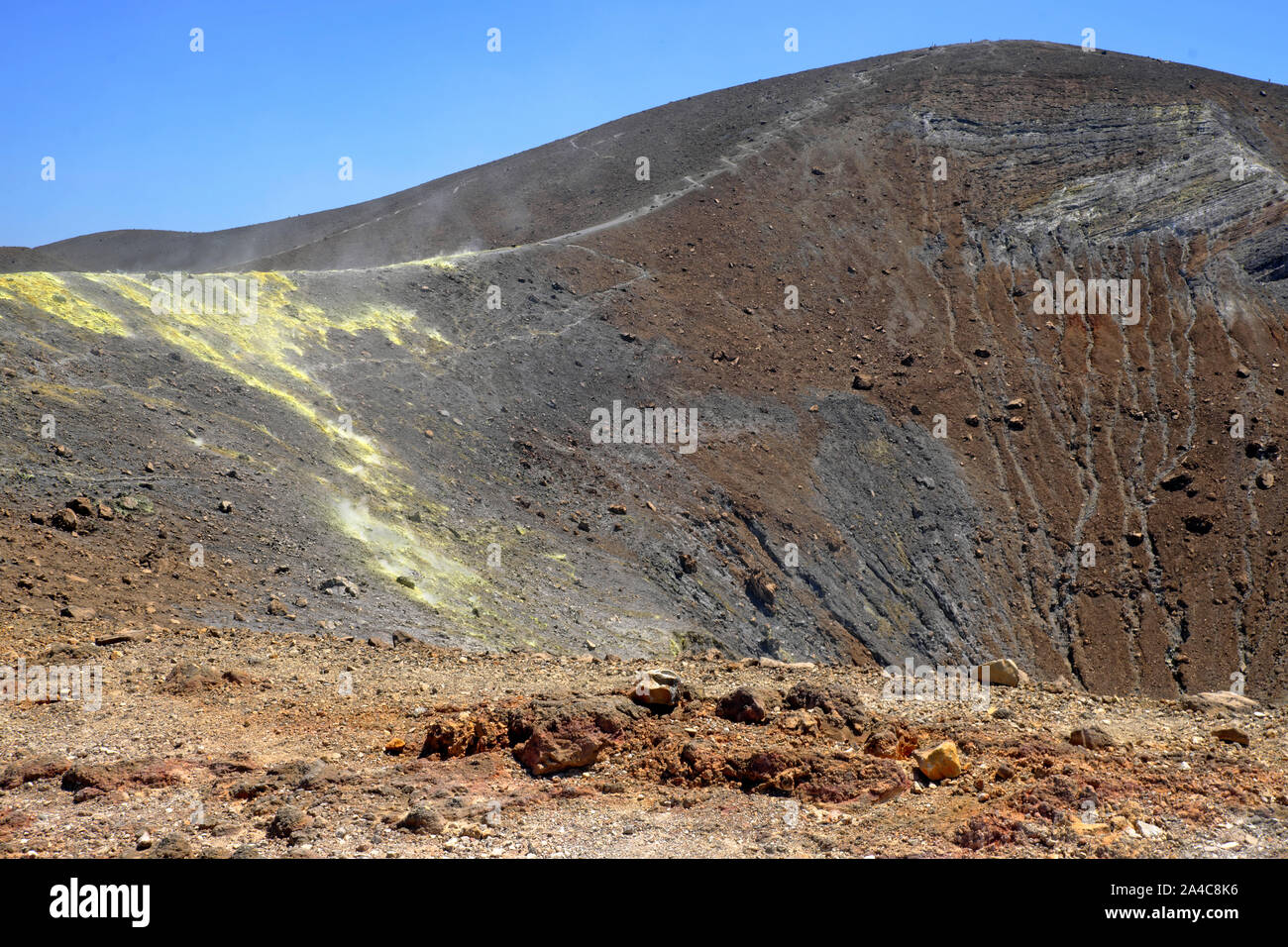 Schwefel Fumarolen und Chlorid Krusten auf dem Kraterrand des Gran Cratere auf der Insel Vulcano, Äolischen Inseln, Sizilien, Italien. Stockfoto