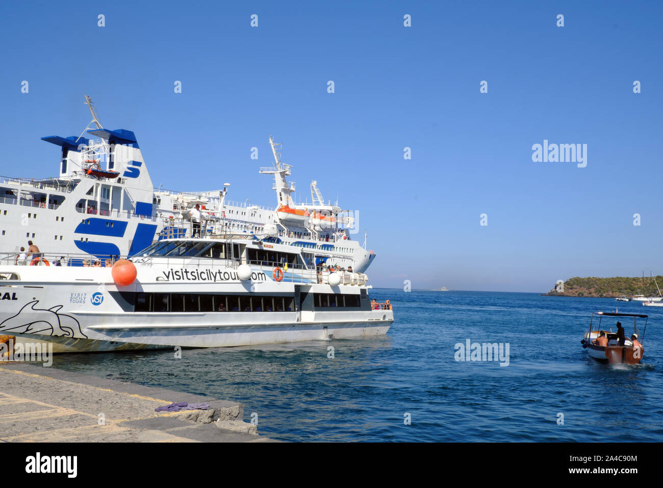 Touristische Motorboot in Porto di Levante, die kommerziellen Hafen, von wo aus Fähren und Motorboote angedockt sind. Vulcano, Liparische Inseln, Sizilien, Italien. Stockfoto