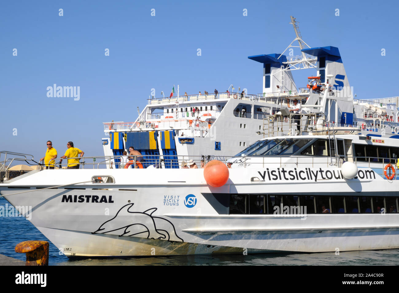 Touristische Motorboot in Porto di Levante, die kommerziellen Hafen, von wo aus Fähren und Motorboote angedockt sind. Vulcano, Liparische Inseln, Sizilien, Italien. Stockfoto