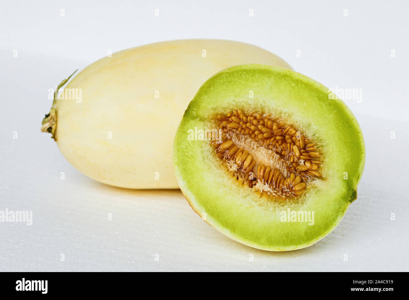 Hälften der Honigmelone honigmelonen Obst auf weißem Hintergrund. Schneiden  reif süß Honigtau grüne Melone Stockfotografie - Alamy