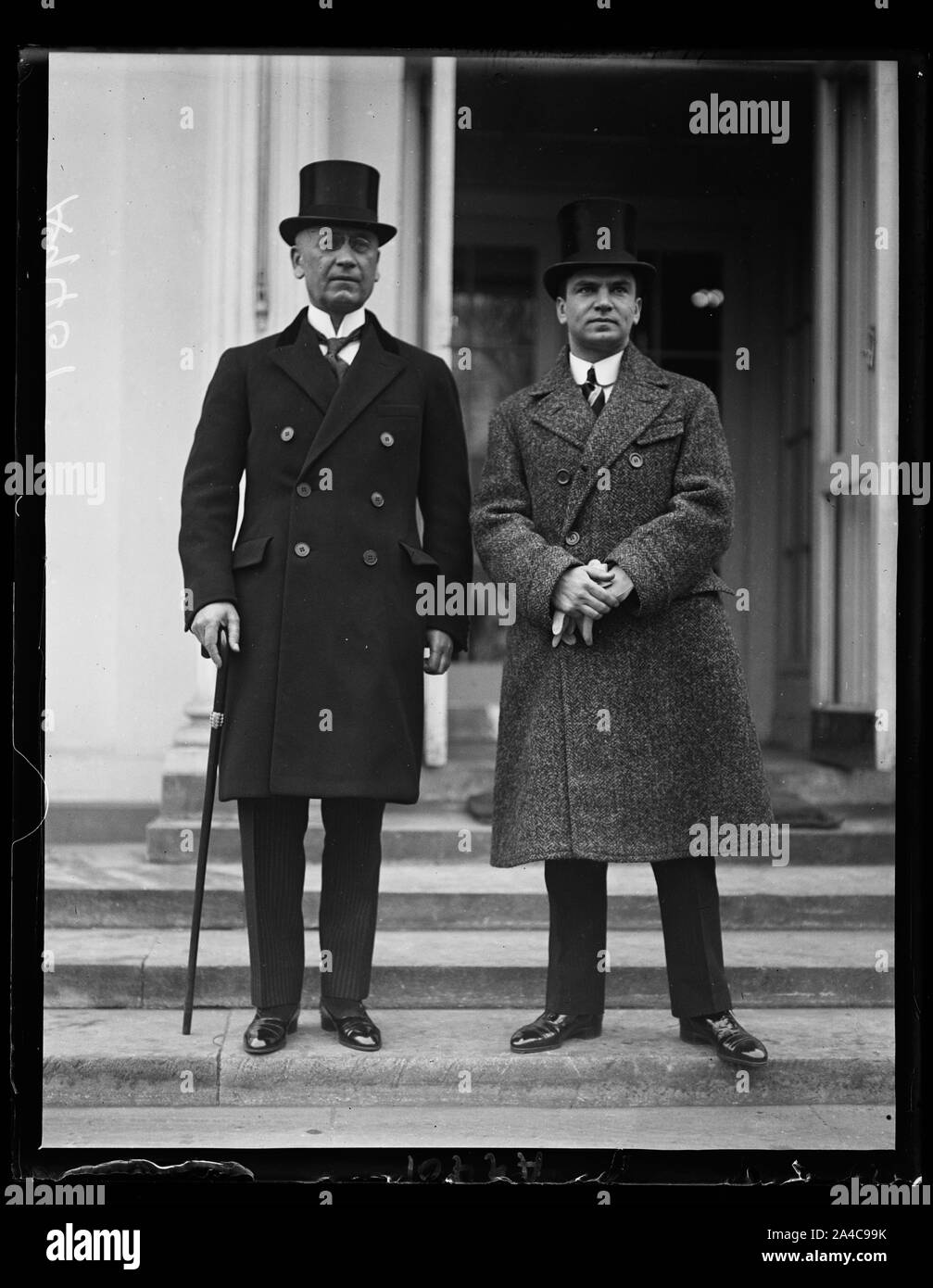 Der serbische Ministerpräsident, Dr. Tresich Pavichich, (links) im Weißen Haus heute die berühmte Jugoslav viol [...] Zlatko Kalokovic, (rechts), Präsident Coolidge. Die Geige [...] ist in diesem Land eine Konzertreise Stockfoto
