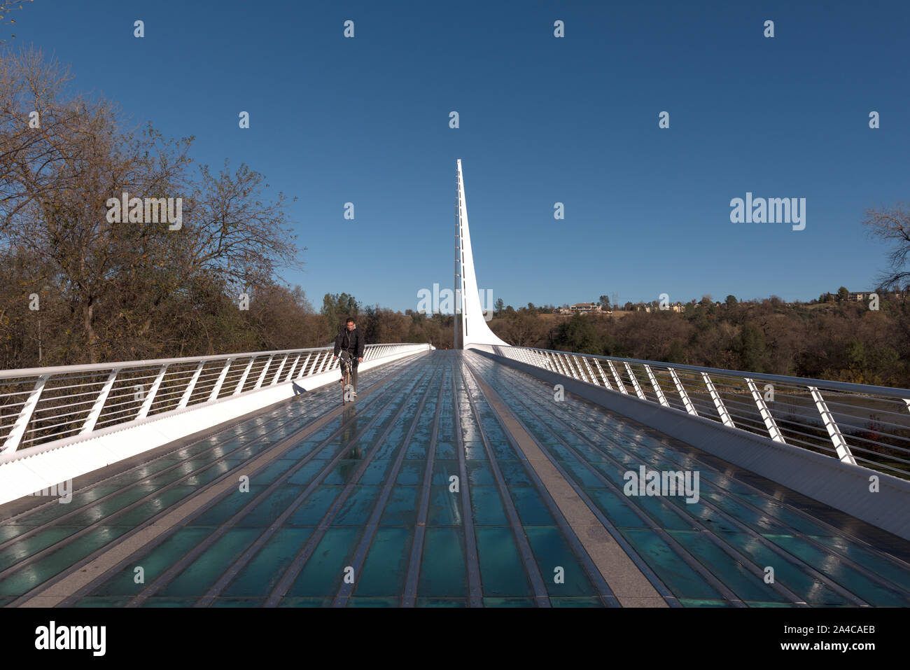 Die Sundial Bridge, die den Sacramento River im Turtle Bay Kreuze im Herzen von Redding, Kalifornien Stockfoto