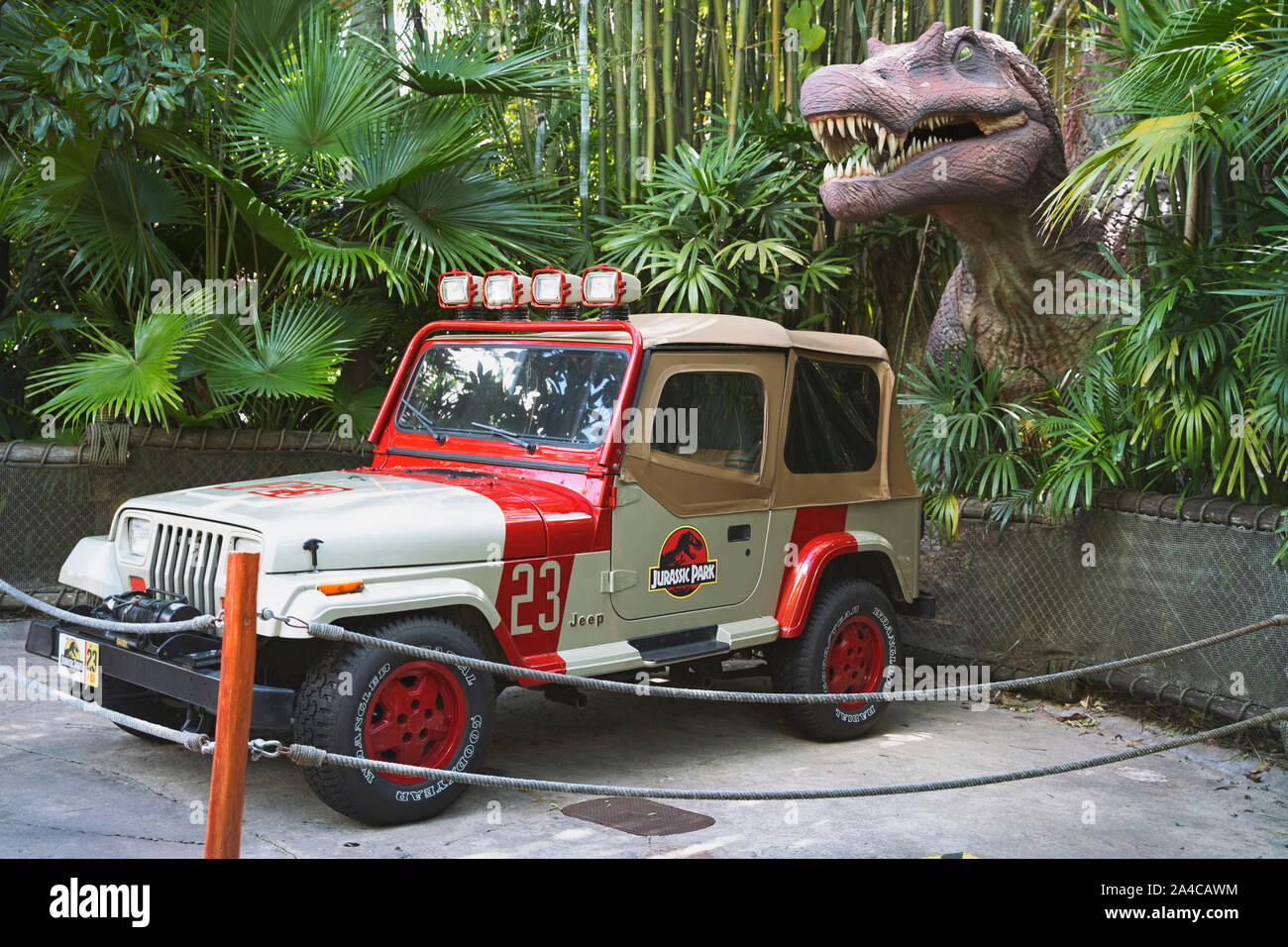 Jurassic Park Dinosaurier, Dino T-Rex und Jeep, Insel der Abenteuer, Universal Studios, Orlando, Florida, USA Stockfoto