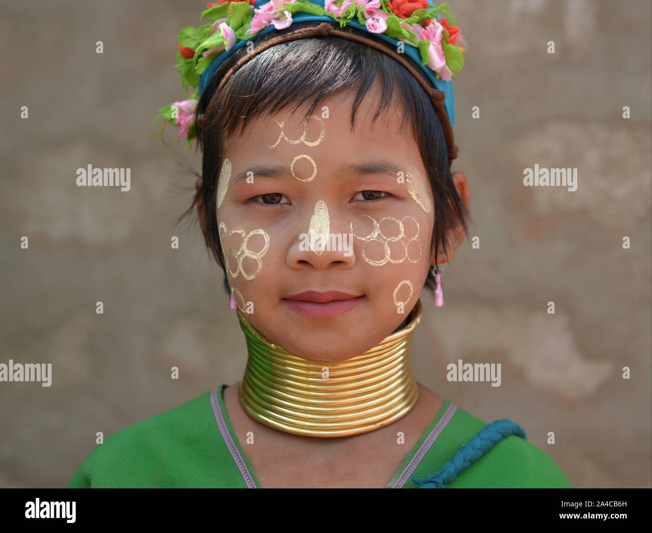 Myanmarese Kayan Lahwi Mädchen mit Tribal messing Gewindehälften/Spulen und traditionelle burmesische thanaka Gesicht Kosmetik auf ihrem Gesicht posiert für die Kamera. Stockfoto