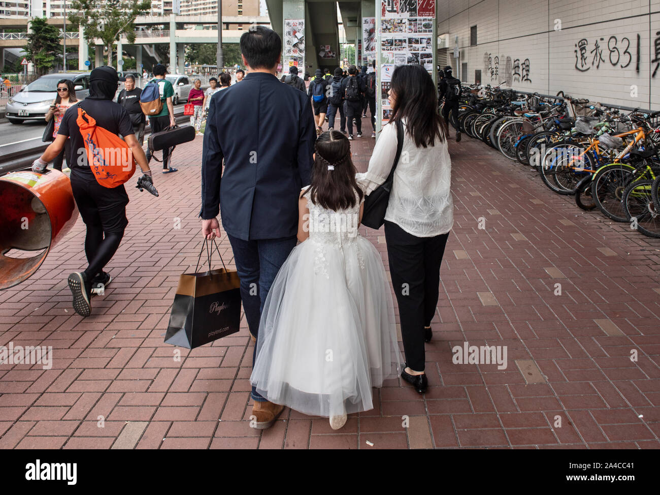 Hongkong, China. 13 Okt, 2019. Bewohner in Shatin Bezirk sind durch Demonstranten Anwesenheit während der Demonstration überrascht. Hongkongs Regierung ein Anti-mask Gesetz, das Menschen verbietet das Tragen von Masken in öffentlichen Versammlungen die Empörung in der Bevölkerung ausgelöst. Hong Kong hat für über vier Monate von massiven Demonstrationen gegen die Regierung erschüttert wurde. Credit: SOPA Images Limited/Alamy leben Nachrichten Stockfoto