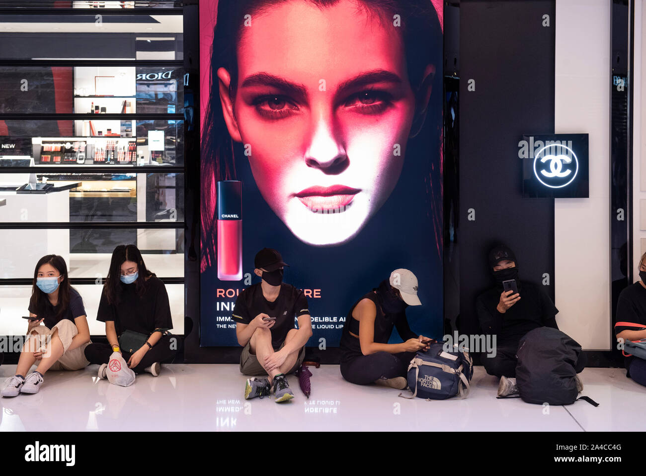 Hongkong, China. 13 Okt, 2019. Die demonstranten am New Town Plaza Shopping Mall in Shatin während der Demonstration. Hongkongs Regierung ein Anti-mask Gesetz, das Menschen verbietet das Tragen von Masken in öffentlichen Versammlungen die Empörung in der Bevölkerung ausgelöst. Hong Kong hat für über vier Monate von massiven Demonstrationen gegen die Regierung erschüttert wurde. Credit: SOPA Images Limited/Alamy leben Nachrichten Stockfoto