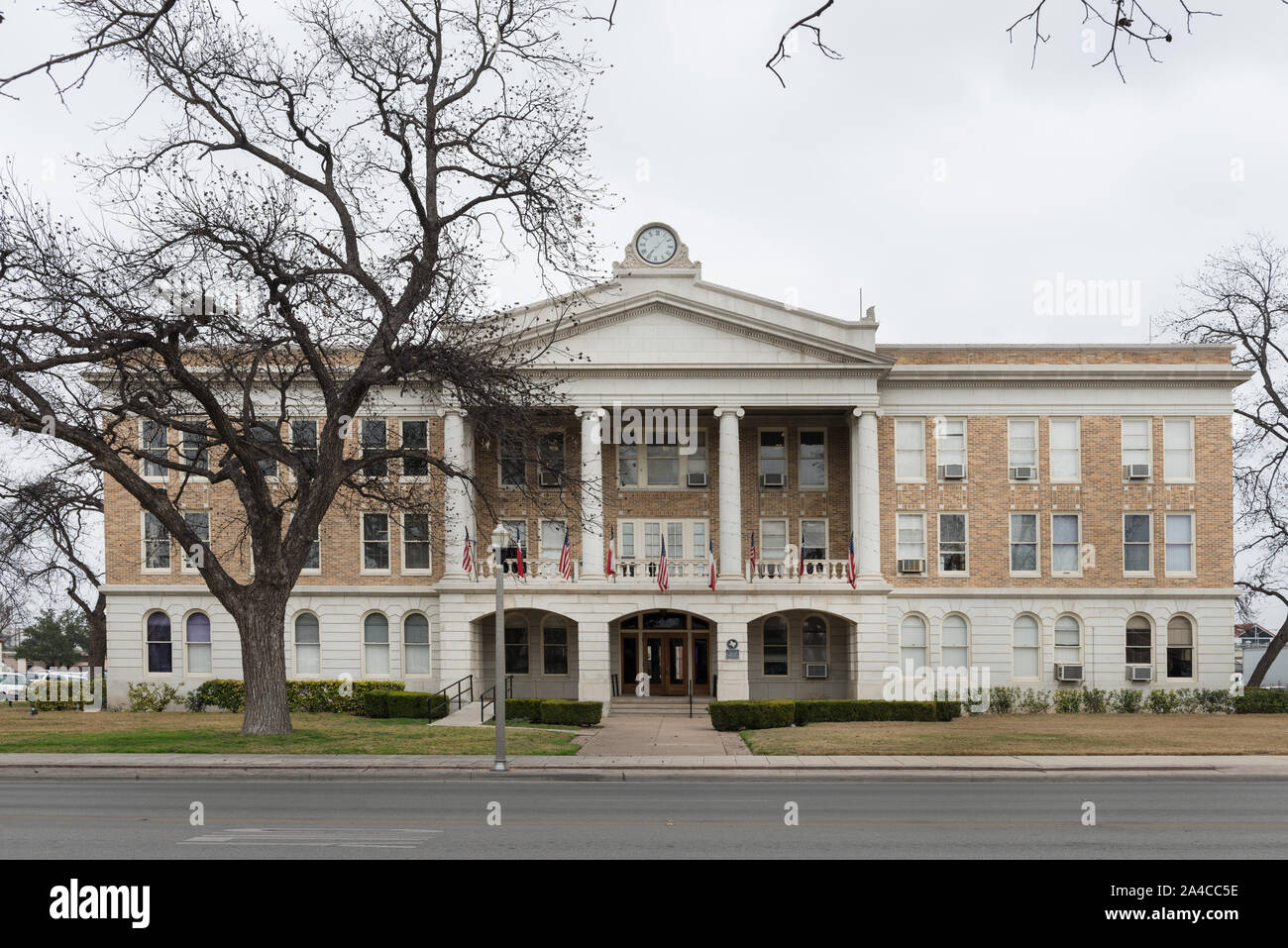 Die Uvalde County Courthouse in Uvalde, Texas, wurde 1928 im neoklassizistischen Stil erbaut. Es ist die fünfte Struktur verwendet wie die County Courthouse, in die bisherigen Gebäude im Jahre 1890 konstruierte ersetzt Stockfoto