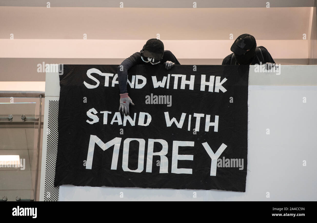 Hongkong, China. 13 Okt, 2019. Die Demonstranten hängen Sie ein Banner mit der Aufschrift mit HK Stand, mit Morey während der Demonstration stehen. Hongkongs Regierung ein Anti-mask Gesetz, das Menschen verbietet das Tragen von Masken in öffentlichen Versammlungen die Empörung in der Bevölkerung ausgelöst. Hong Kong hat für über vier Monate von massiven Demonstrationen gegen die Regierung erschüttert wurde. Credit: SOPA Images Limited/Alamy leben Nachrichten Stockfoto Hongkong, China. 13 Okt, 2019. Die Demonstranten hängen Sie ein Banner mit der Aufschrift mit HK Stand, mit Morey während der Demonstration stehen. Hongkongs Regierung ein Anti-mask Gesetz, das Menschen verbietet das Tragen von Masken in öffentlichen Versammlungen die Empörung in der Bevölkerung ausgelöst. Hong Kong hat für über vier Monate von massiven Demonstrationen gegen die Regierung erschüttert wurde. Credit: SOPA Images Limited/Alamy leben Nachrichten Stockfoto