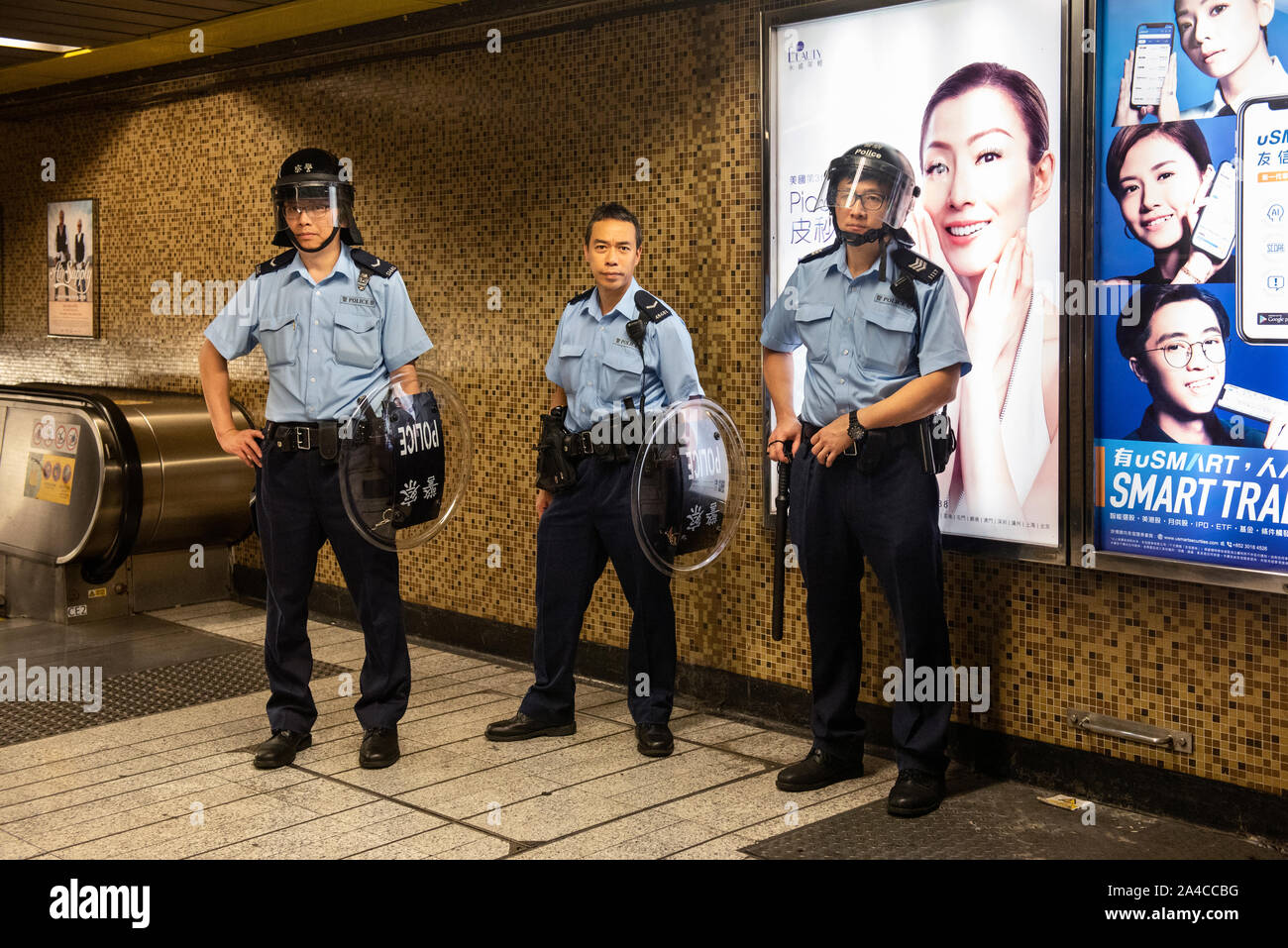 Hongkong, China. 13 Okt, 2019. Polizisten bewachen Wong Tai Sin MTR U-Bahn Station während der Demonstration. Hongkongs Regierung ein Anti-mask Gesetz, das Menschen verbietet das Tragen von Masken in öffentlichen Versammlungen die Empörung in der Bevölkerung ausgelöst. Hong Kong hat für über vier Monate von massiven Demonstrationen gegen die Regierung erschüttert wurde. Credit: SOPA Images Limited/Alamy leben Nachrichten Stockfoto