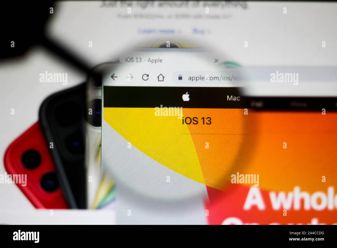 In dieser Abbildung die Homepage des iOS 13 (Apple) Website gesehen wird auf dem Bildschirm angezeigt. Stockfoto