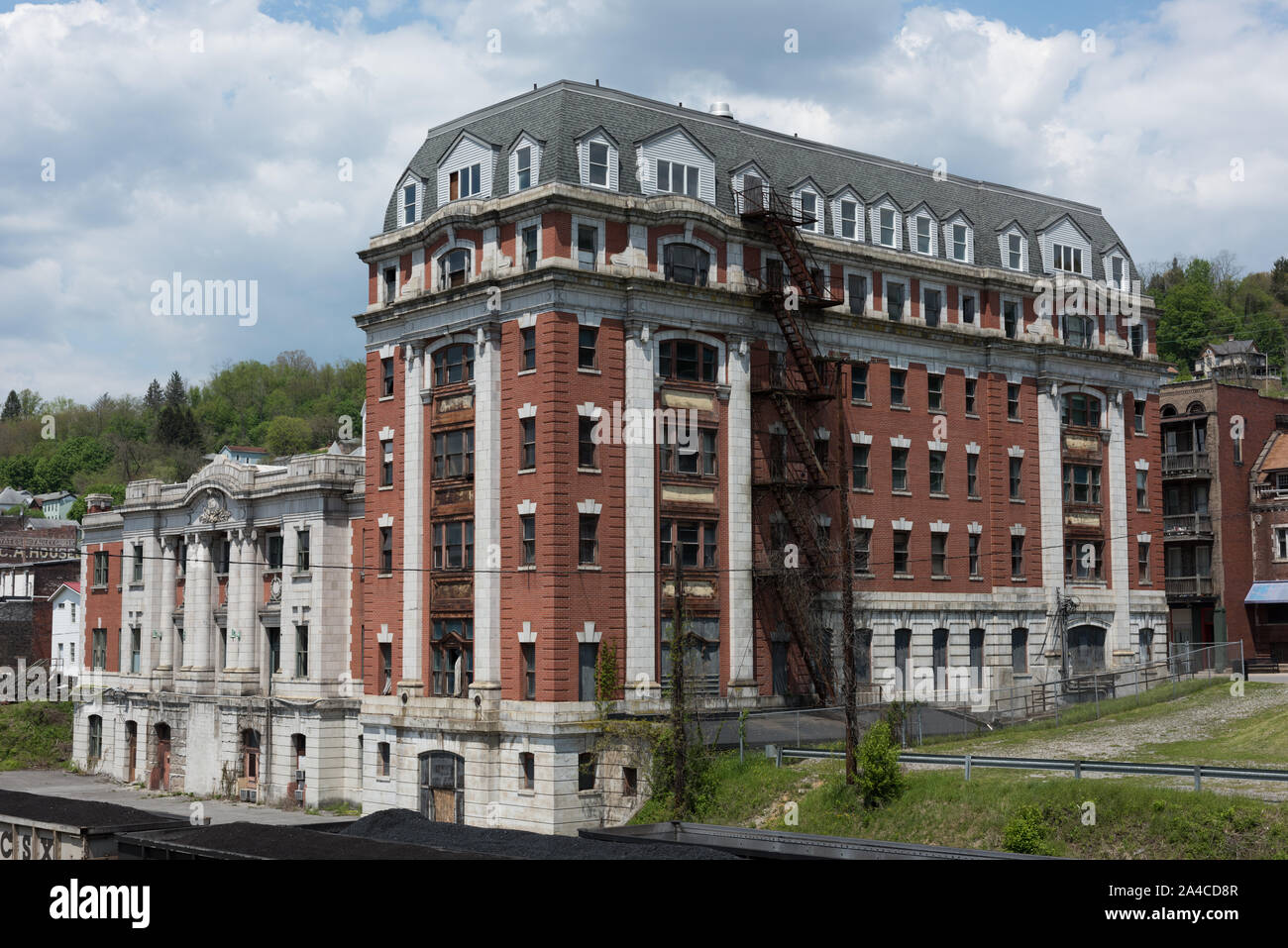 Im Willard Hotel, im Jahr 1911 durch die B&O Railroad gebaut, Reisende und wichtige Mitarbeiter zu Haus, und auf der linken Seite, die alte B&O-Terminal in Grafton, West Virginia Stockfoto