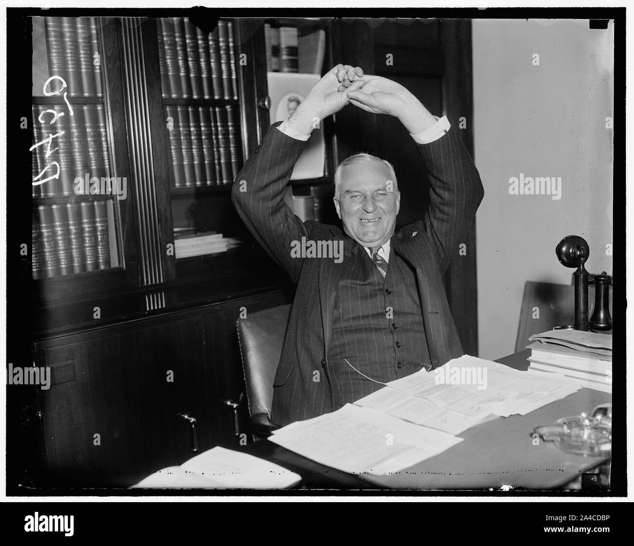 Die Winnah. Washington, D.C., 31.12.30. Die ersten Toten Hitze in einem Kongreßrennen wurde heute vereinbart, wenn der Staat Stimmzettel Olaw Kommission entschied, dass Arthur B. Jenks, Republikaner, der Sieger war über Alphonse Roy, Demokrat, vom ersten Bezirk von New Hampshire. Nach einer 11-stündigen Sitzung der Kommission die Entscheidung gab, zu Jenks mit einem Vorsprung von 10 Stimmen. Rep Jenks hat immer noch seine Finger gekreuzt, jedoch, wie das Parlament das letzte Wort haben, ob er sitzt oder nicht. Stockfoto