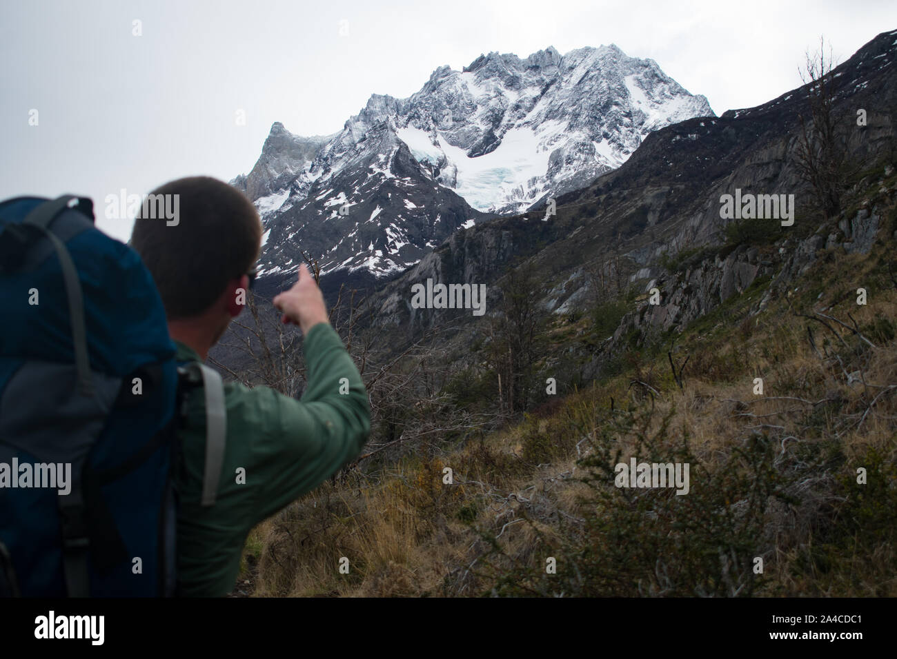 Wanderer, die auf Paine Grande Mountain Top in Torres del Paine Stockfoto