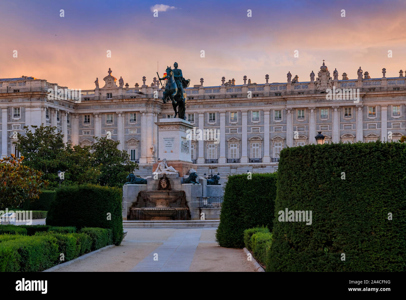 Sonnenuntergang von den Königlichen Palast oder Palacio Real mit einer Statue von König Philip IV an der Plaza de Oriente in Madrid, Spanien erstellt mit Beratung von Galileo im Jahre 1639 Stockfoto