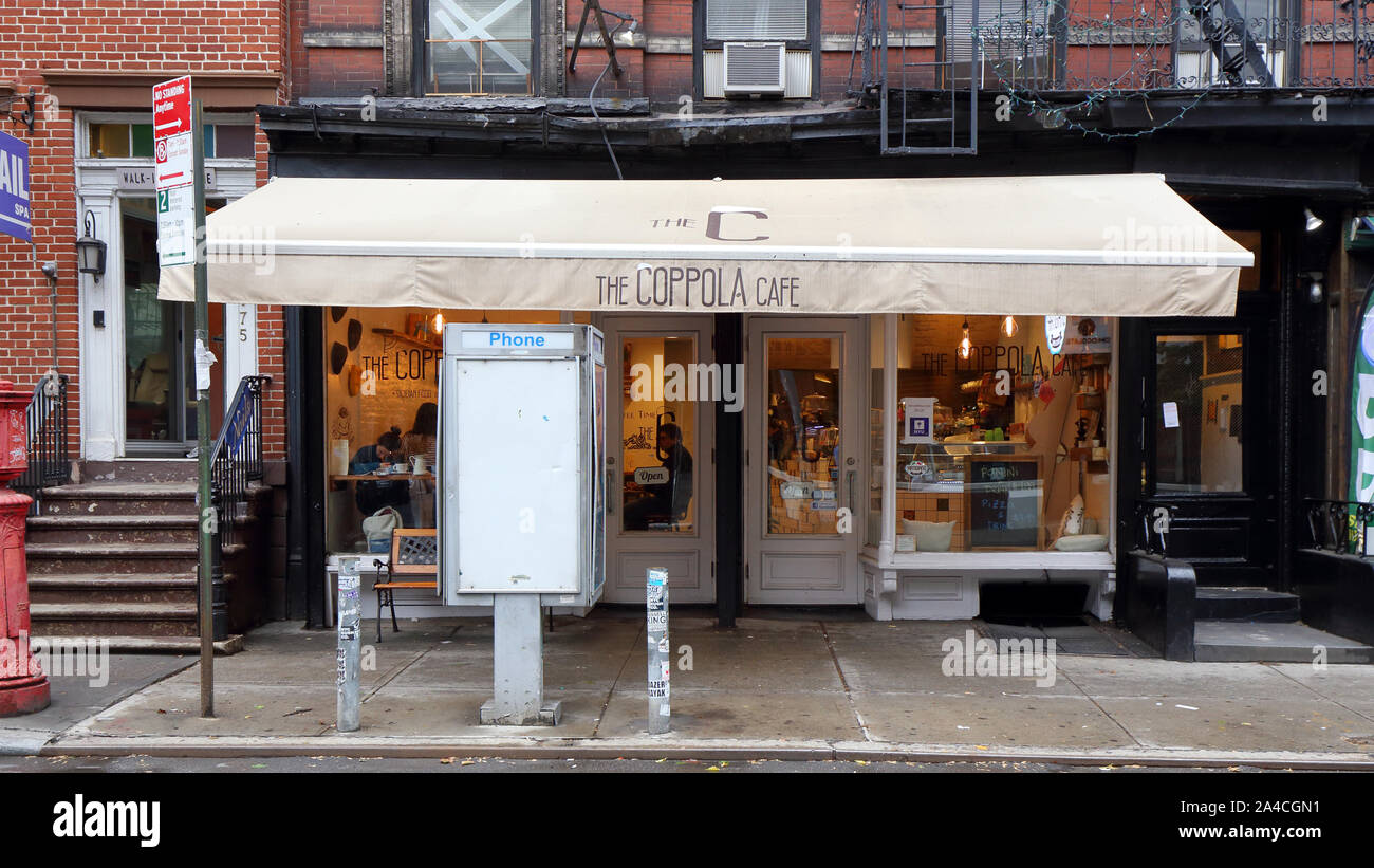 Die Coppola Cafe, 171 West 4th Street, New York, NY. aussen Storefront eines sizilianischen Coffee Shop in der Nähe von Greenwich Village in Manhattan. Stockfoto