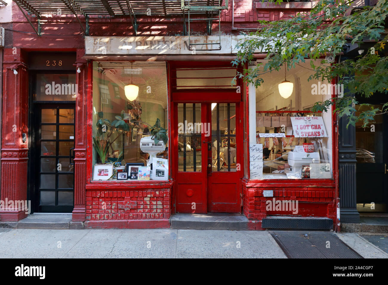 Albanese Fleisch & Geflügel, 238 Elizabeth Street, New York, NY. aussen Storefront einer Metzgerei im Little Italy Viertel von Manhattan. Stockfoto