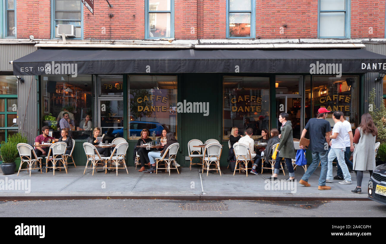 Dante, 79-81 Macdougal Street, New York, NY. aussen Verkaufsplattform für eine trendige Cocktailbar und Straßencafé in Greenwich Village in Manhattan. Stockfoto
