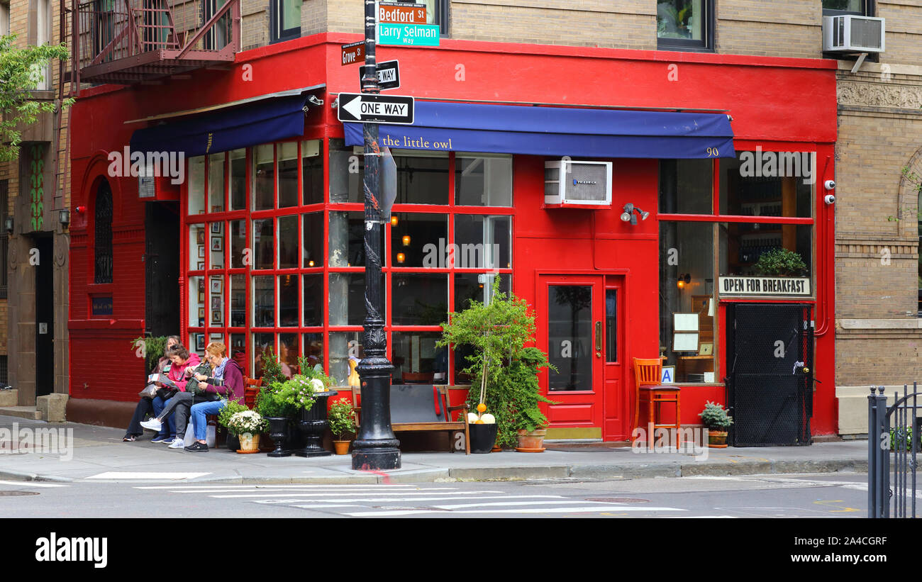 Little Owl, 90 Bedford Street, New York, NY. Außenfassade eines Restaurants in einem Gebäude, das in der tv-Show Friends berühmt wurde. Stockfoto